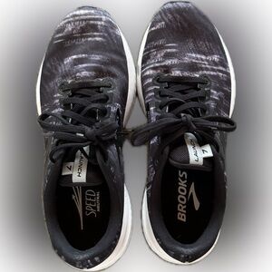 Brooks Launch 7 Women’s Sneakers Black and White Size 8